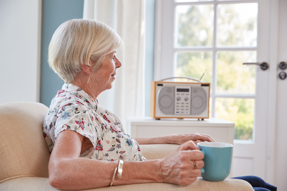 Hoe beïnvloeden radio en televisie het leven van senioren?